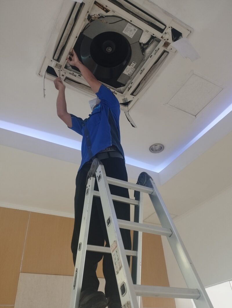 Teknisi PT Dikari melakukan preventive maintenance AC Cassette di gedung komersial