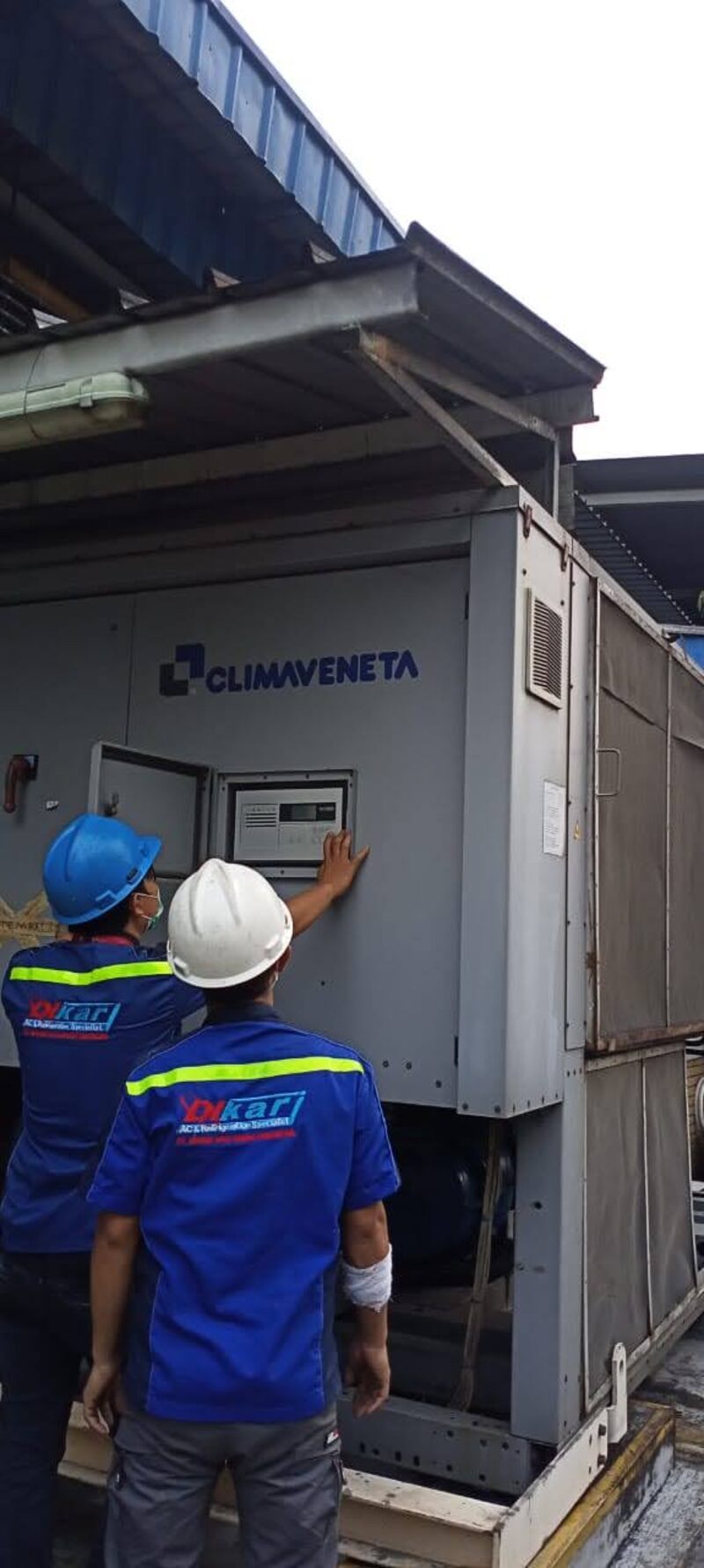 Teknisi PT Dikari melakukan inspeksi dan pemeliharaan unit Chiller Climaveneta di area industri