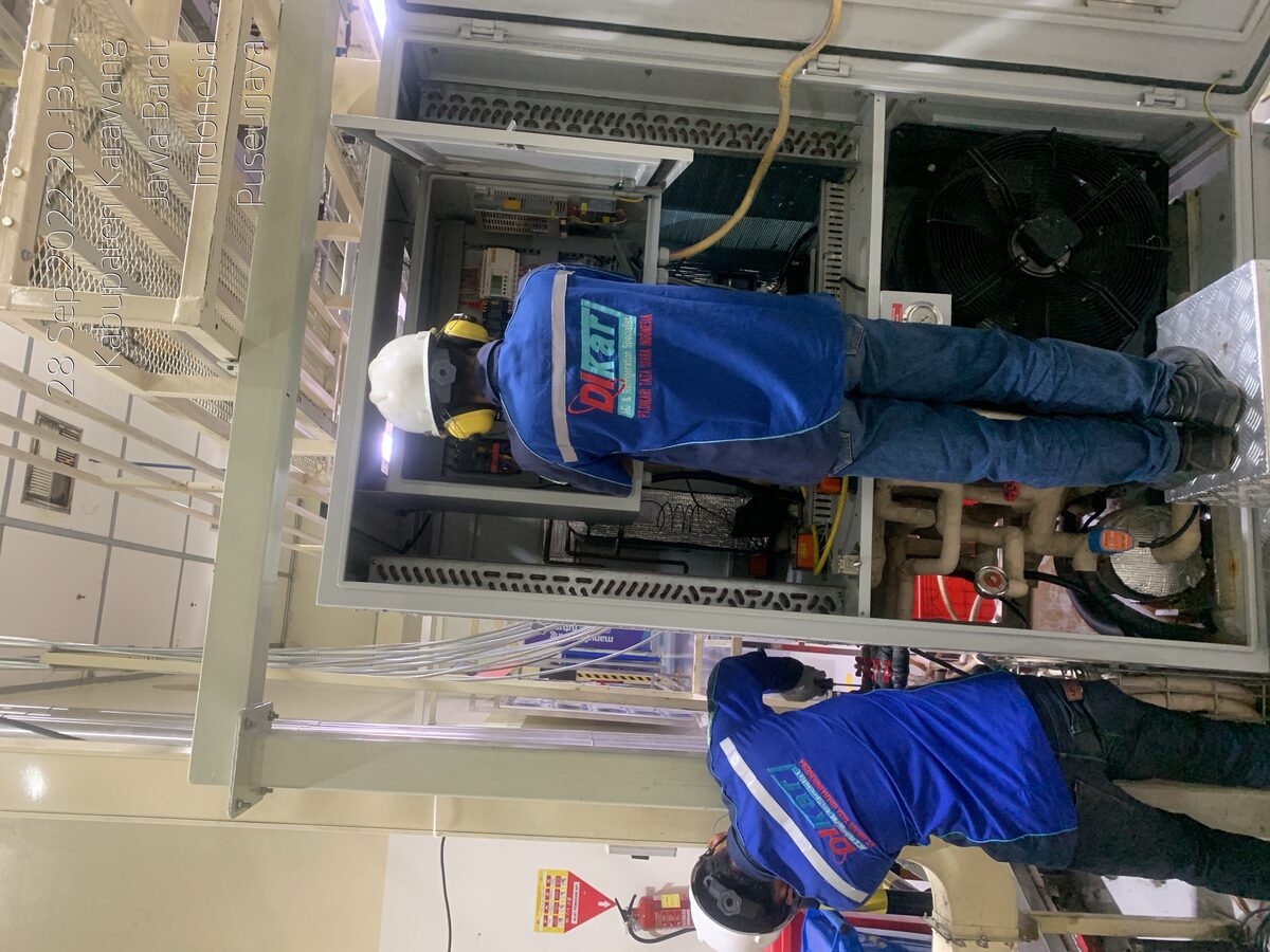 Teknisi PT Dikari melakukan maintenance panel kontrol listrik HVAC di site industri Karawang