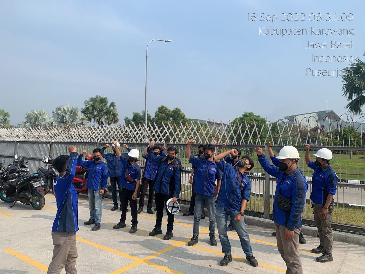 Tim teknisi PT Dikari pemanasan kerja dan semangat pagi sebelum berangkat ke site
