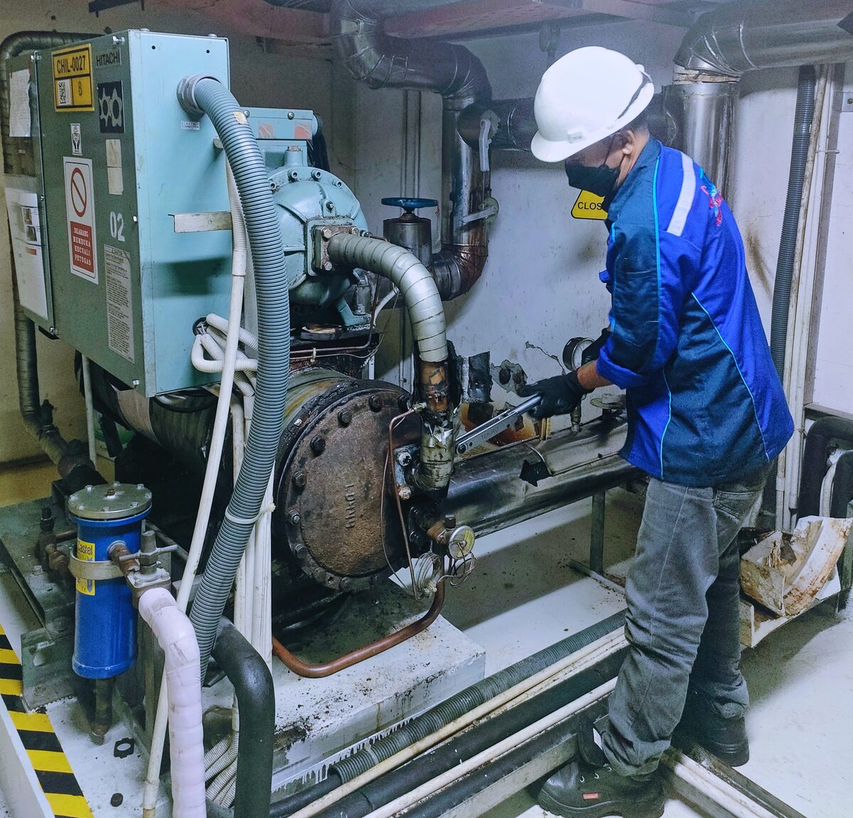 Teknisi PT Dikari melakukan troubleshooting chiller Hitachi di ruang mesin