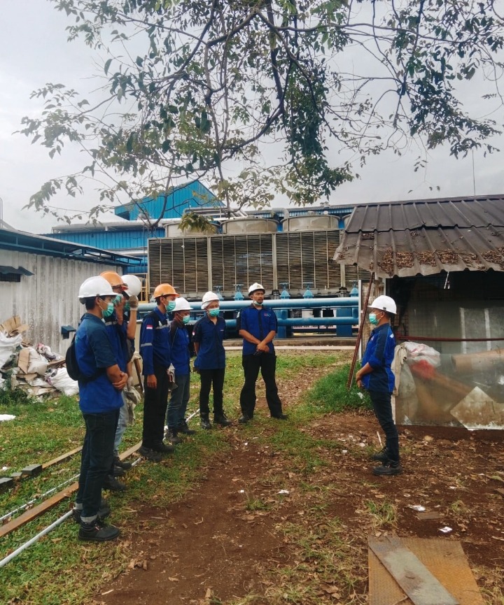 Safety briefing tim teknisi PT Dikari sebelum pemeliharaan cooling tower di pabrik